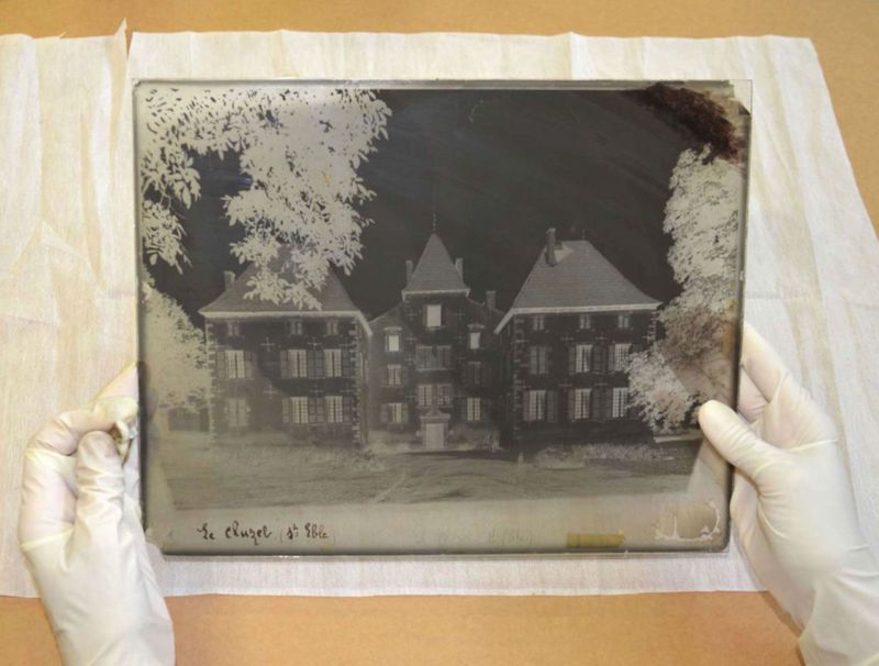 Archives départementales de la Haute-Loire. Restauration de plaques de verre photographiques par Estelle Rebourt (fonds Vazeille-Raberin, 60 FI).
