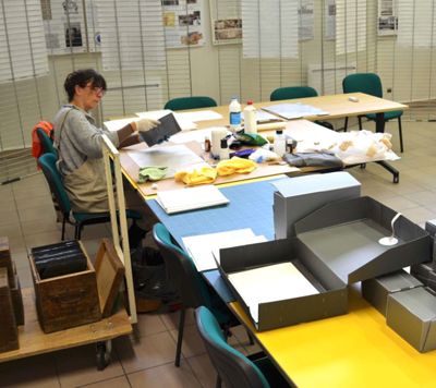 Archives départementales de la Haute-Loire. Restauration de plaques de verre photographiques par Estelle Rebourt (fonds Vazeille-Raberin, 60 FI). Inspection d'une plaque photographique. 