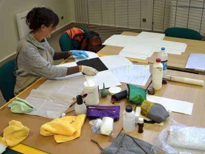 Archives départementales de la Haute-Loire. Restauration de plaques de verre photographiques par Estelle Rebourt (fonds Vazeille-Raberin, 60 FI). Les plaques photographiques sont recondtionnées dans des chemises et boîtes faites de matériaux neutres.
