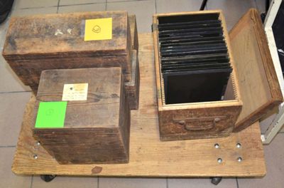 Archives départementales de la Haute-Loire. Restauration de plaques de verre photographiques par Estelle Rebourt (fonds Vazeille-Raberin, 60 FI). Conditionnement d'origine des plaques photographiques.