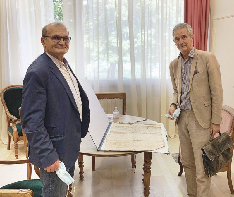 Archives départementales de la Haute-Loire. Remise d'un parchemin par la mairie de Brioude (5 G). Crédit photo : Fabrice Pestre, directeur général des services de la ville de Brioude.