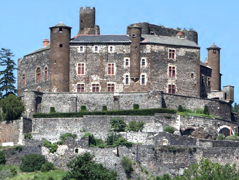 Archives départementales de la Haute-Loire. Château de Bouzols. Photographie Jean-Louis de Brive, revue "Demeure historique", n° 214, septembre 2019.