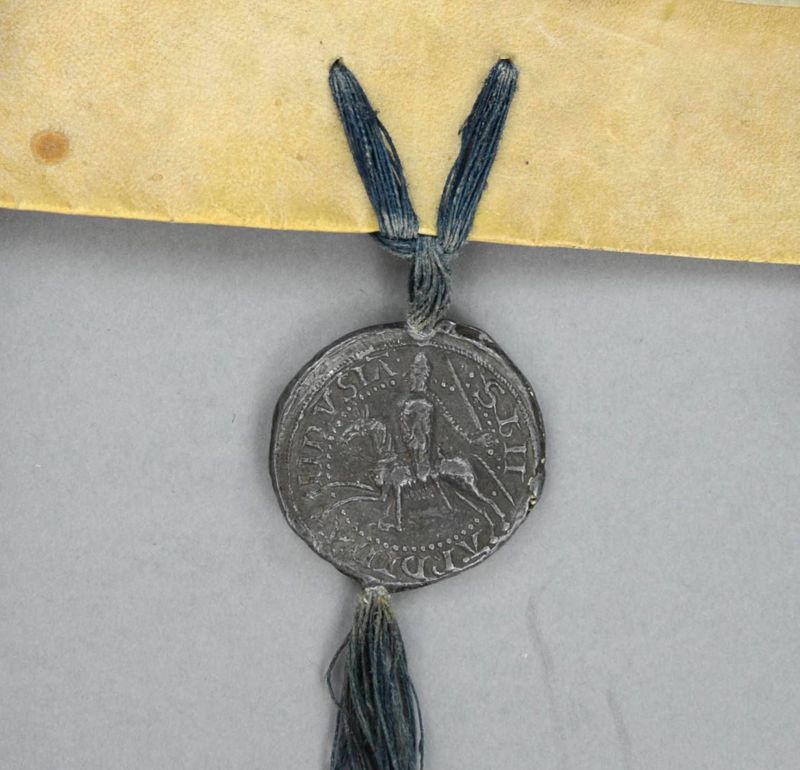 Archives départementales de la Haute-Loire. Bulle en plomb de Bernard d'Anduze, fonds de l'Hôtel-Dieu du Puy (H-SUPPLEMENT 1 B 554  ). 