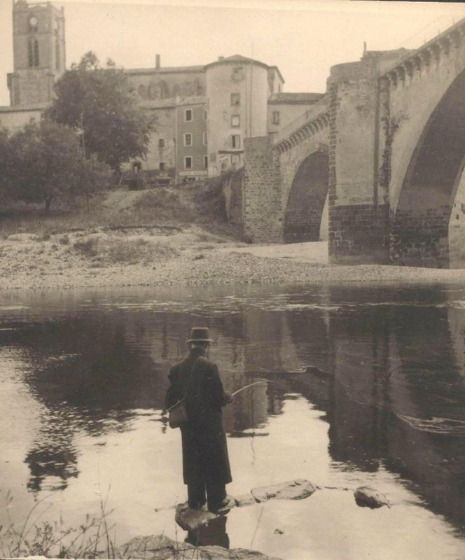 Archives départementales de la Haute-Loire. Collection de photographies d'origines diverses (Lavoûte-Chilhac, scène de pêche sous le pont, 7 FI LAVOUTE-CHILHAC 1).