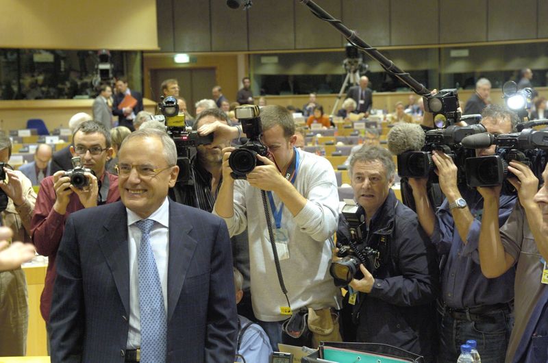 Archives départementales de la Haute-Loire. Jacques Barrot, audience devant le Parlement européen (collection de photographies "Hommage à Jacques Barrot", 63 Fi).
