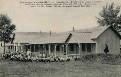 Archives départementales de la Haute-Loire. Classement des fonds de la série X. Illustration : carte postale tirée du fonds Pomarat, préventorium de Chavaniac-Lafayette (233 J 57).