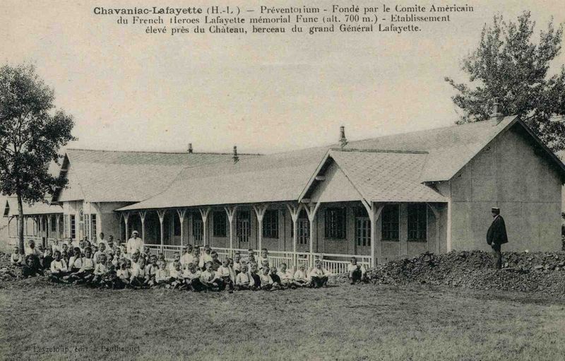 Archives départementales de la Haute-Loire. Classement des fonds de la série X. Illustration : carte postale tirée du fonds Pomarat, préventorium de Chavaniac-Lafayette (233 J 57).