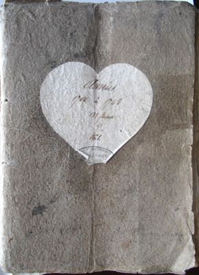 Archives départementales de la Haute-Loire. Couverture en papier cartonné d'une liasse contenu dans le registre paroissial de Saint-Bonnet-le-Froid E-dépôt 28/1 (1679-1742).