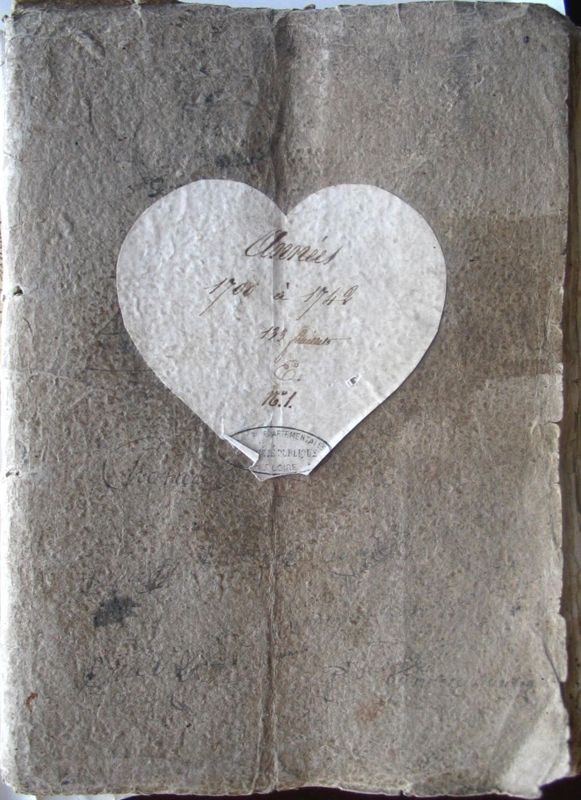 Archives départementales de la Haute-Loire. Couverture en papier cartonné d'une liasse contenu dans le registre paroissial de Saint-Bonnet-le-Froid E-dépôt 28/1 (1679-1742).