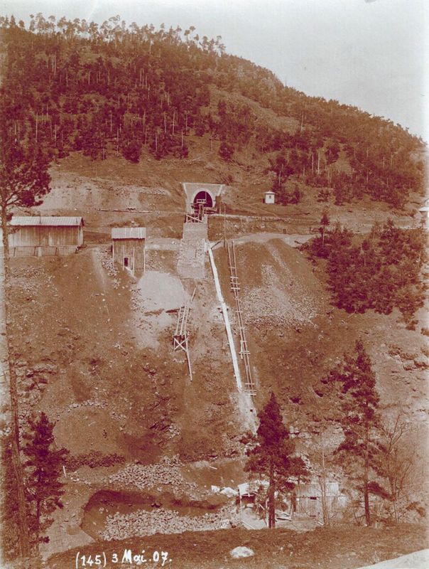Archives départementales de la Haute-Loire. Photographie montrant la tête sud du souterrain de Veneyres et la base des piles du viaduc (3 Num 214/5).