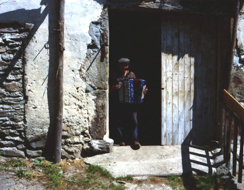 Auguste Blachon dit Kikinou, Retournaguet, le 22 août 1981 (fonds Didier Perre, patrimoine musical populaire de la Haute-Loire, cote 11 AV 32).