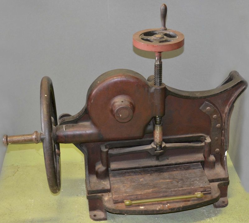 Ancien massicot manuel en fonte, atelier de restauration des Archives départementales (Presses et machines, E. Ravasse, Paris)