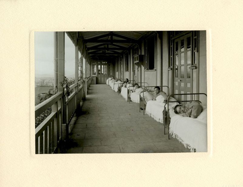 Le solarium. Vie au préventorium. Clichés couleur sur carton de William Richard, photographe à Paris. (Archives du château de Chavaniac, 233 J 154)