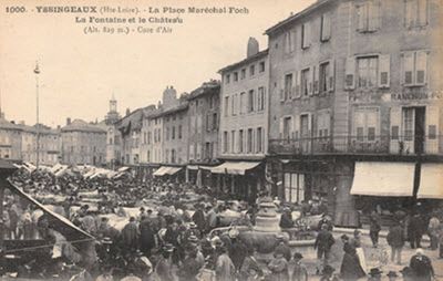 Carte postale d'Yssingeaux. La place Maréchal Foch, la fontaine et le château, cure d'air. Cliché Margerit-Bremond/éditions Pastre-D2BV. 