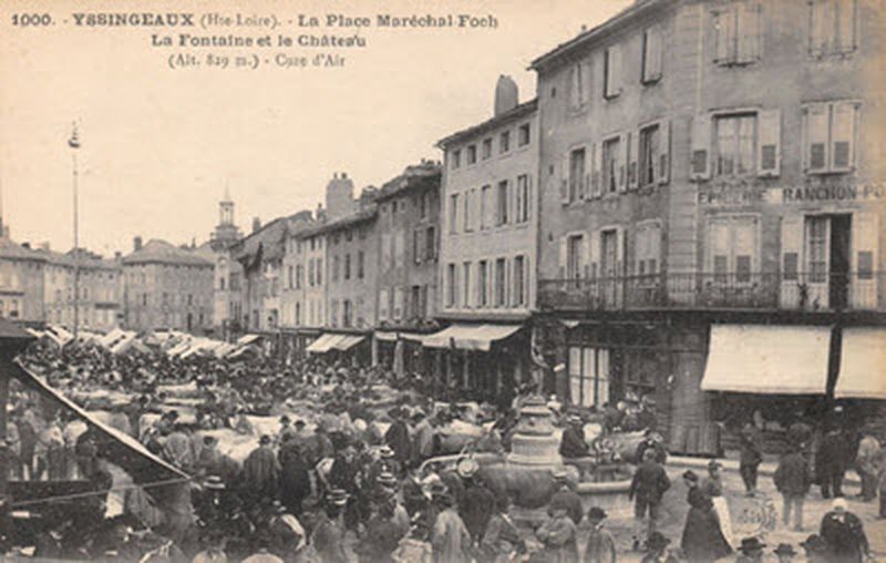 Carte postale d'Yssingeaux. La place Maréchal Foch, la fontaine et le château, cure d'air. Cliché Margerit-Bremond/éditions Pastre-D2BV. 