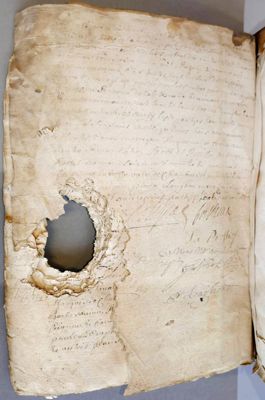 Archives départementales de la Haute-Loire. Registre du notaire Sébastien Alirol de Rosières, pages d'actes du mois de novembre 1695 grignotés (3 E 220/3, détail). 