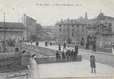 Archives départementales de la Haute-Loire. Lecture d'archives, La Mobile compagnie (carte postale "Le Puy. Le pont Saint-Barthélemy. D. G.", crédit geneanet.org).