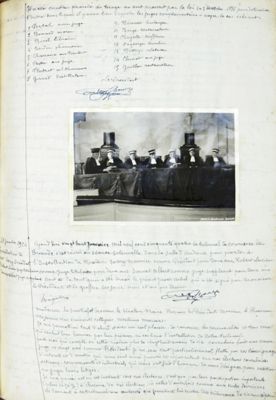 Archives départementales de la Haute-Loire. Entrée d'archives, registre du Tribunal de commerce de Brioude, page avec photographie des juges nommés en 1954 (6 U 2).
