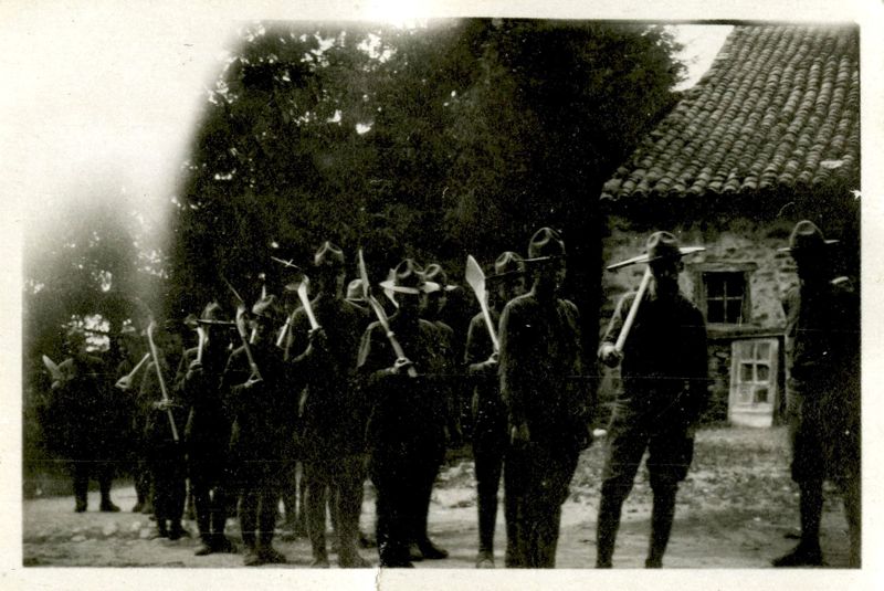 Arrivée de l'armée américaine pour aider à la remise en état du château, photographie, 1918 (233 J 1)