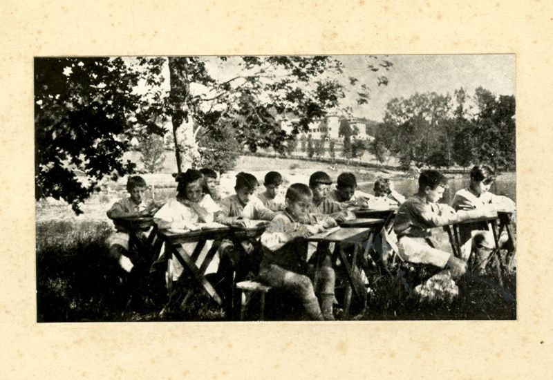 L'école en plein air. Archives du château de Chavaniac. École, orphelinat, premier préventorium, XXe s. (234 J 154)