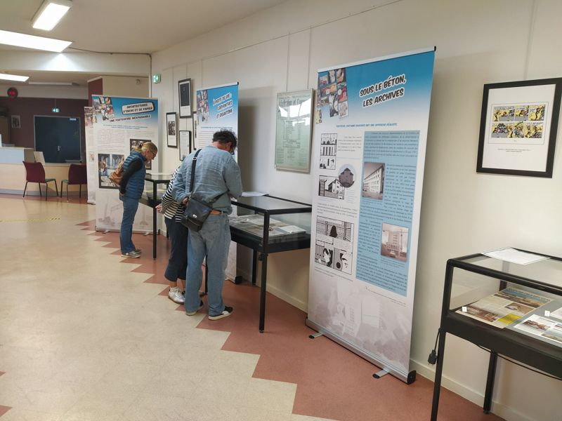 Exposition "Archives en BD" réalisée par les Archives départementales de la Corrèze, vitrines présentant des documents conservés aux Archives départementales de la Haute-Loire.