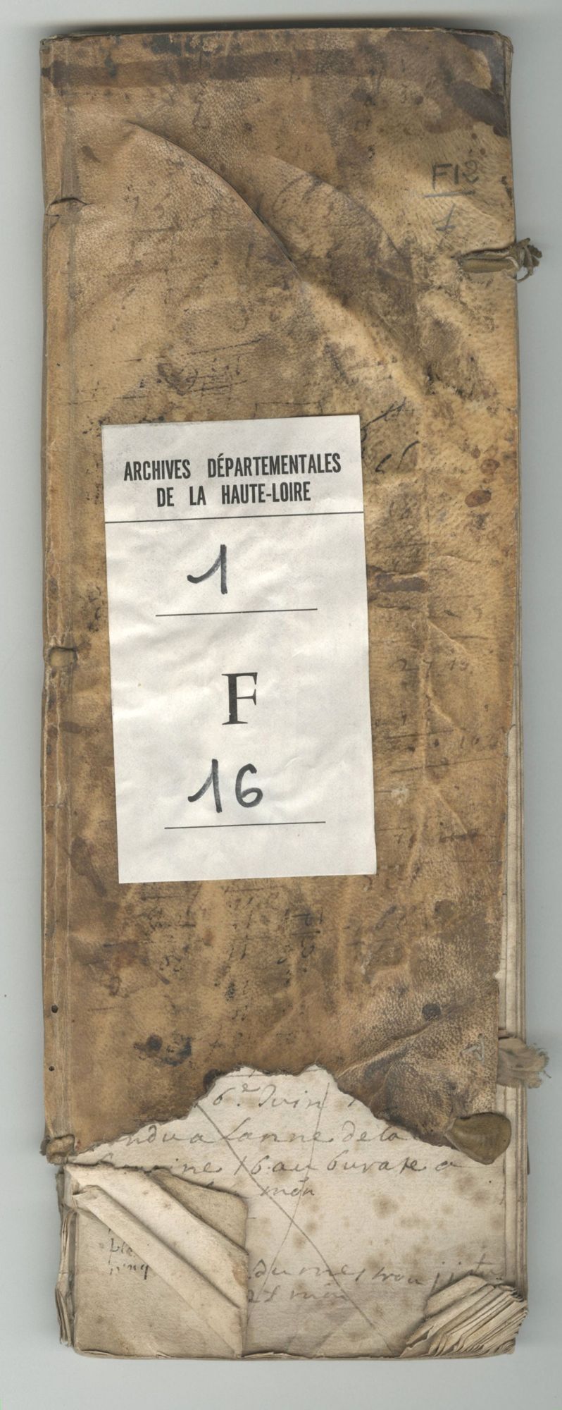 Livre de raison de la famille Aurelle, détail (couverture), 1661-1747 (Arch. dép. Haute-Loire, 1 F 16)